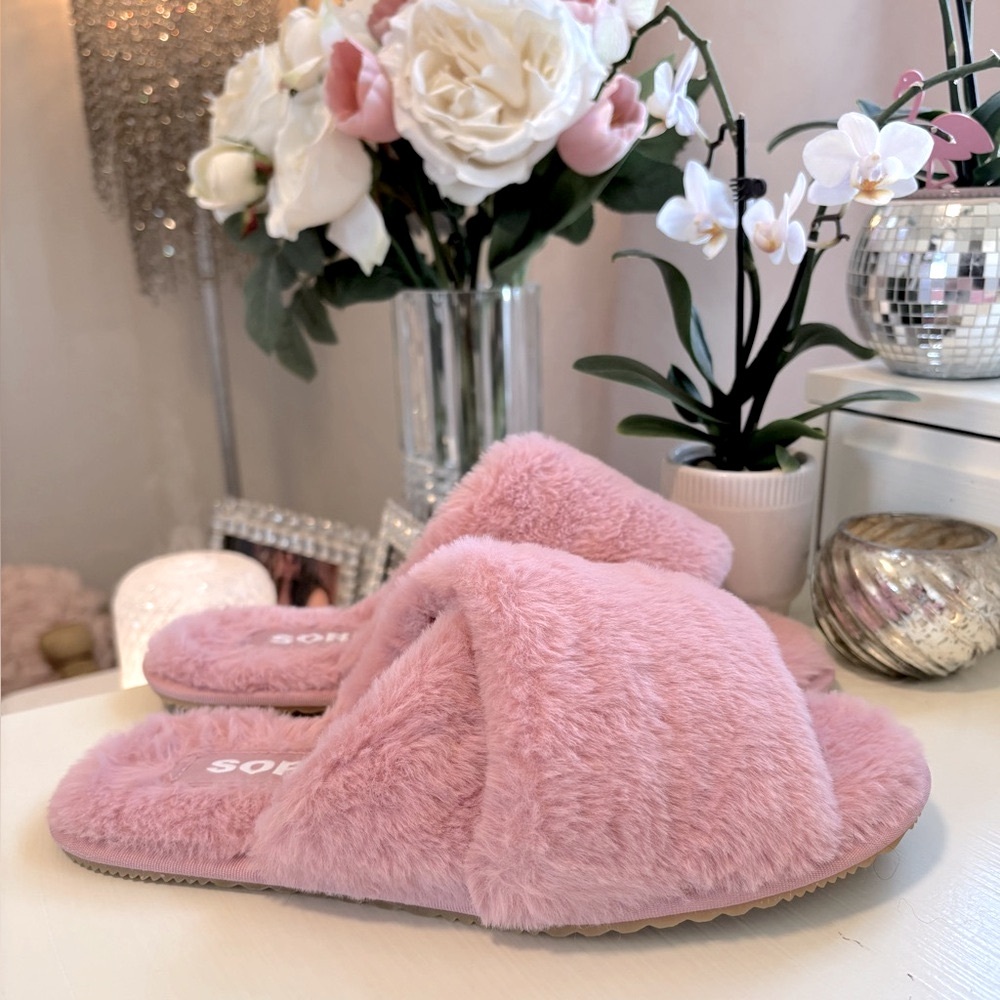 Sorel Women's Pink Fuzzy Slippers.  Excellent condition, size 7.